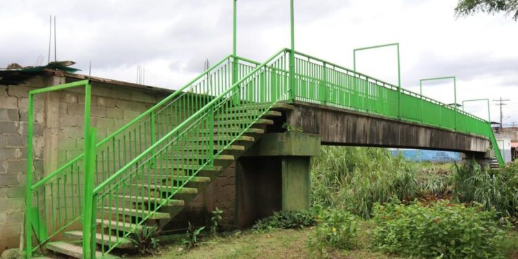 Alcalde Fuenmayor recuperó pasarela que conecta las parroquias San Blas y Santa Rosa de Valencia