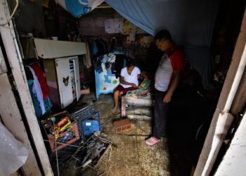 Vecina del barrio José Leonardo Chirinos: «Lo único que pedimos es que limpien, no pedimos más nada» (fotos y video)