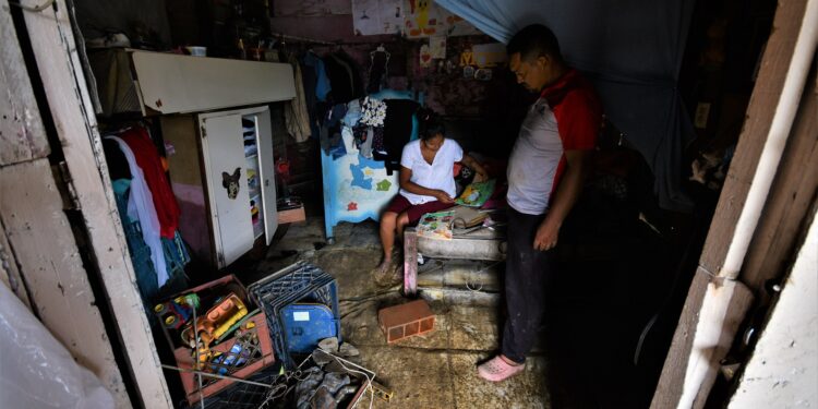 Vecina del barrio José Leonardo Chirinos: «Lo único que pedimos es que limpien, no pedimos más nada» (fotos y video)