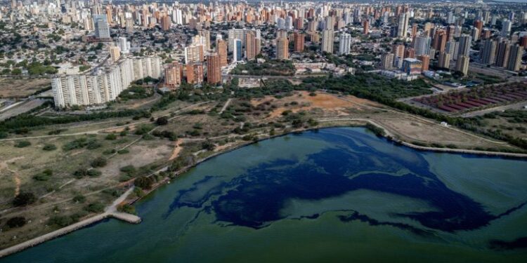 Pdvsa comienza a limpiar el lago de Maracaibo, afectado por derrames de petróleo