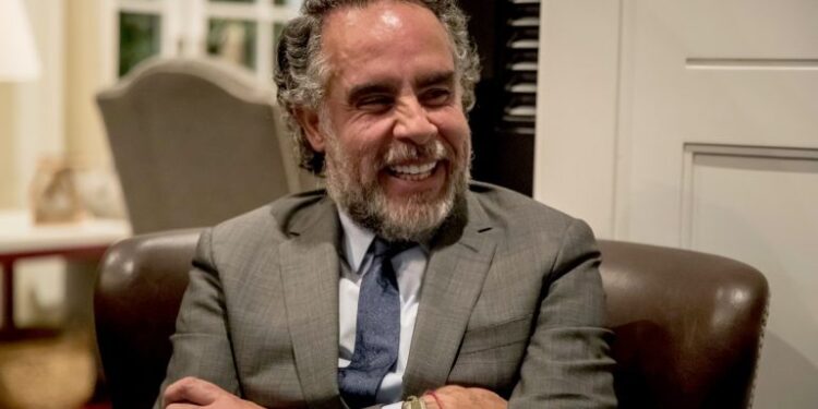 Exembajador Armando Benedetti molesto amenaza con revelar secretos de campaña de Petro