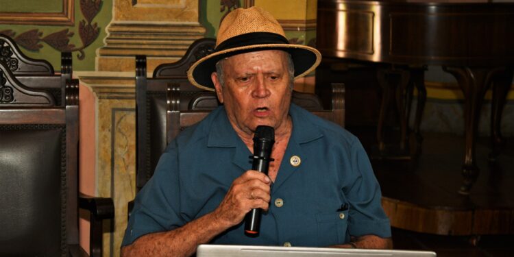 Alfredo Celis Blaubach en la presentación de su libro Infortunios Valencianos: «Valencia es la ciudad más importante de la historia del país»