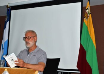 El poeta español Fermín Higuera presentó sus libros “Religare” y “Sinfonía de la Sombra Blanca” a la comunidad ucista