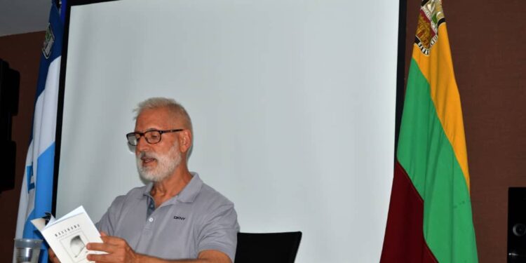 El poeta español Fermín Higuera presentó sus libros “Religare” y “Sinfonía de la Sombra Blanca” a la comunidad ucista