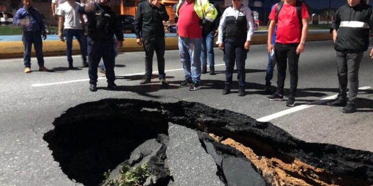 Invialca despliega cuadrillas para reparar socavamiento en Autopista del Sur