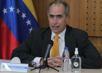 Roberto Picón renunció al directorio del CNE y advirtió que «es urgente resolver esta crisis institucional»