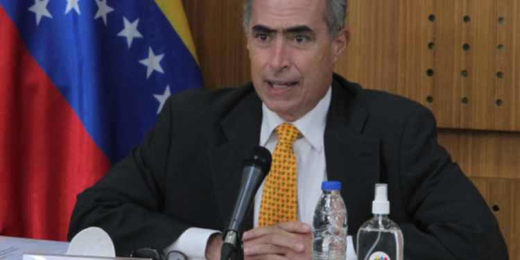 Roberto Picón renunció al directorio del CNE y advirtió que «es urgente resolver esta crisis institucional»