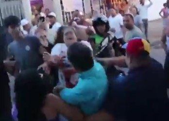 Henrique Capriles fue agredido en Valencia (video)