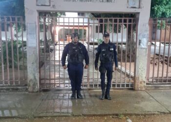 Funcionarios policiales realizan recorrido por la zona adyacente a la escuela Betancourt y Galíndez