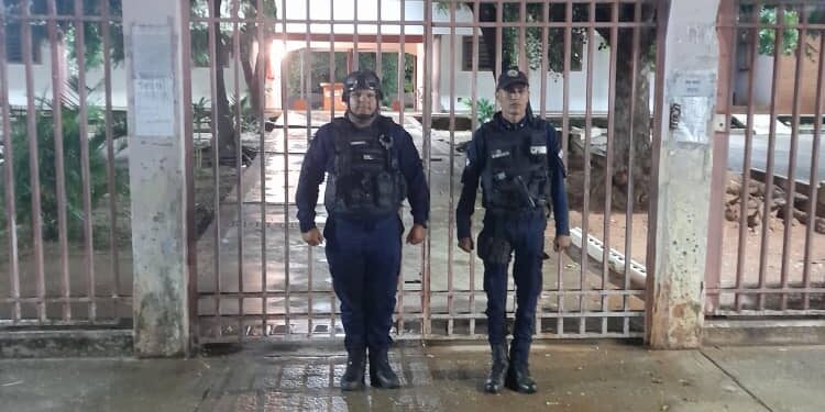 Funcionarios policiales realizan recorrido por la zona adyacente a la escuela Betancourt y Galíndez