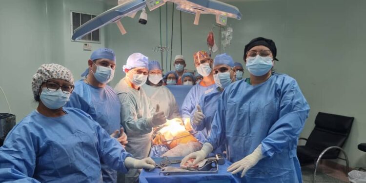 Cirugía de prótesis de doble movilidad con fijación acetabular se realizó por primera vez en Venezuela desde Valencia