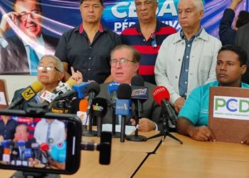 Pérez Vivas formalizó su candidatura a la primaria y exigió un pacto político entre los candidatos