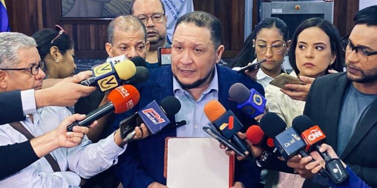 Diputado Brito al contralor Elvis Amoroso: «Electores quieren saber si María Corina Machado está habilitada o no para postularse como candidata»