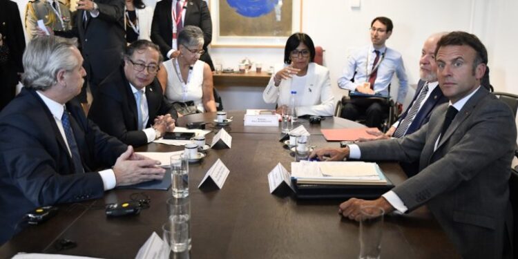 Petro, Macron, Lula y Fernández se reúnen en Bruselas con Gobierno y oposición venezolanos