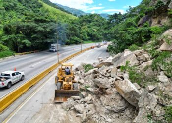 Invialca despliega maquinaria pesada para despeje en km 182 de la Valencia-Puerto Cabello