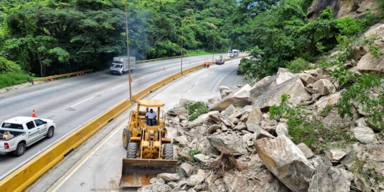 Invialca despliega maquinaria pesada para despeje en km 182 de la Valencia-Puerto Cabello