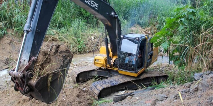 Alcaldía de Naguanagua ejecuta saneamiento del río El Retobo