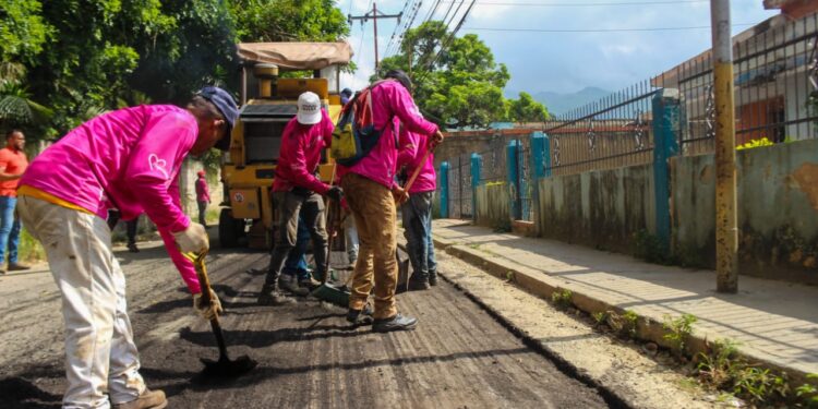 Alcaldía de Naguanagua ejecuta trabajos de rehabilitación vial en avenida Valmore Rodríguez