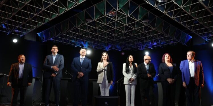 Opositores venezolanos se comprometen a enfrentar unidos las amenazas contra las primarias