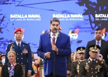 Maduro llama a los militares a estar alertas ante supuesto «plan violento de grupos fascistas»