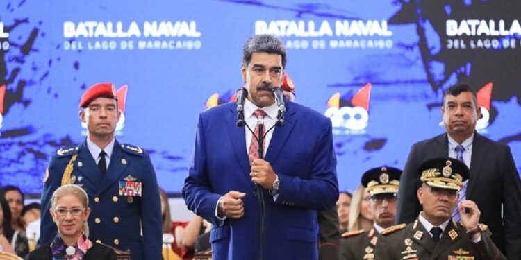 Maduro llama a los militares a estar alertas ante supuesto «plan violento de grupos fascistas»