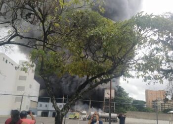 Bomberos de Valencia controlan incendio en tiendas Traki al norte de la ciudad