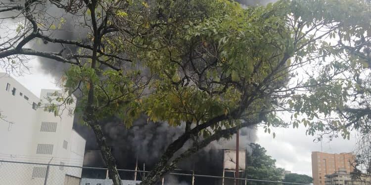 Bomberos de Valencia controlan incendio en tiendas Traki al norte de la ciudad