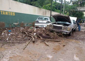 Totalmente inundado el estacionamiento de residencias Parque Kerdell en Valencia (fotos y video)