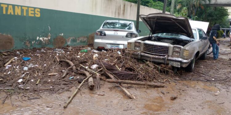 Totalmente inundado el estacionamiento de residencias Parque Kerdell en Valencia (fotos y video)