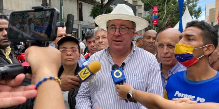 Pérez Vivas en recorrido por Sabana Grande: “Las primarias son el camino para rescatar la democracia”