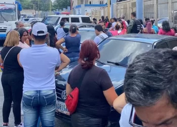 Siguen detenidos los 33 hombres por el caso de fiesta en sauna: aún no los trasladan al Palacio de Justicia