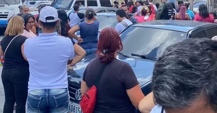 Siguen detenidos los 33 hombres por el caso de fiesta en sauna: aún no los trasladan al Palacio de Justicia