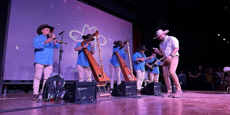 Miguelito Díaz hizo sonar por primera vez el arpa, cuatro y maracas en el Castillo de San Miguel en Tenerife
