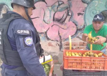 Funcionarios de la PNB despejaron las vías de buhoneros en Bella Florida