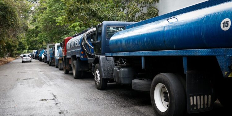 Monitor Ciudad: Caraqueños gastan más de cinco salarios mínimos entre cisternas y botellones para paliar escasez de agua
