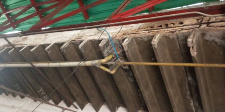 Denuncian derrumbe de parte de las vigas que sostienen el techo de víveres y piso del periférico La Candelaria