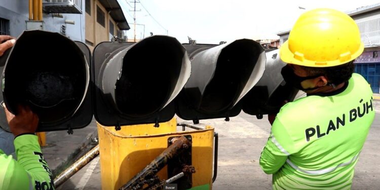 Alcaldía de Valencia ejecuta trabajos de semaforización en intersecciones al sur de la ciudad