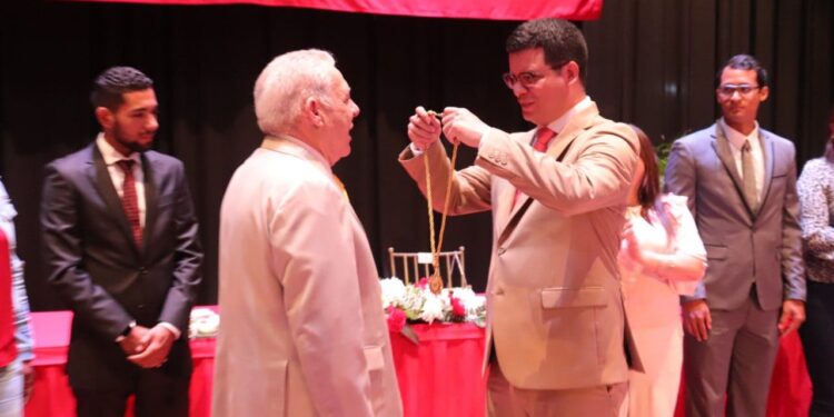 Alcalde Fuenmayor condecoró a más de 100 abogados durante Sesión Especial realizada en el Teatro Municipal de Valencia