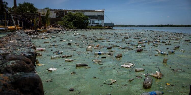 Maduro anunció un plan especial para descontaminar el Lago de Maracaibo