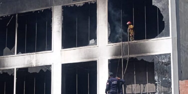 Pérdida total de la tienda Traki de Valencia tras incendio: 14 horas pasaron para controlar las llamas