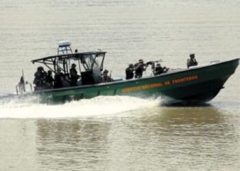 Traficantes abandonan a 51 migrantes venezolanos y ecuatorianos al huir de la policía en Panamá