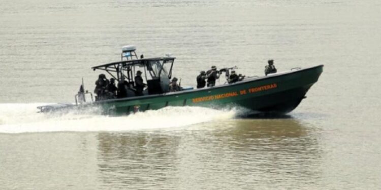 Traficantes abandonan a 51 migrantes venezolanos y ecuatorianos al huir de la policía en Panamá