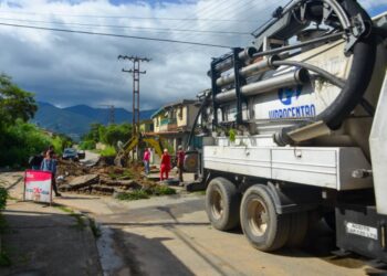 Ejecutan sustitución de tramo de colector de aguas servidas en urbanización Los Candiles