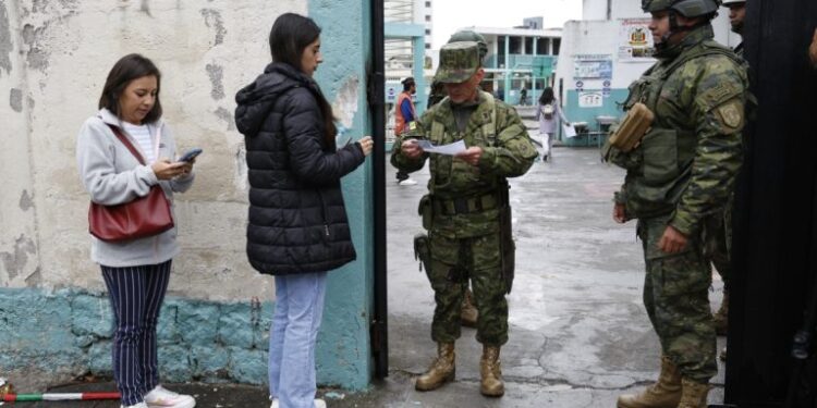 Abren los centros de votación en Ecuador para elecciones generales