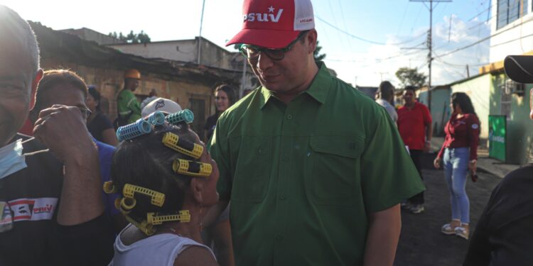 Alcalde Fuenmayor supervisó trabajos de rehabilitación integral en la comunidad 3 de Mayo de Valencia