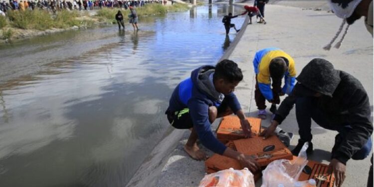 Rescatan en el río Bravo a dos bebés y sus madres venezolanas