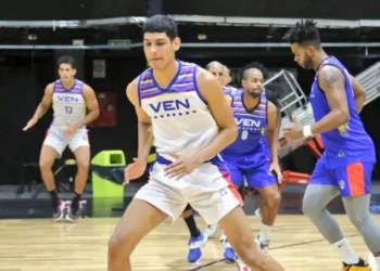 El joven pívot venezolano Enrique Medina se acerca a la NBA