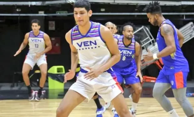 El joven pívot venezolano Enrique Medina se acerca a la NBA
