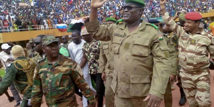 Militares de Burkina Faso, Malí y Níger se reúnen para coordinar su defensa ante la CEDEAO