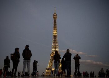 Evacúan la Torre Eiffel y sus alrededores por una alerta de bomba